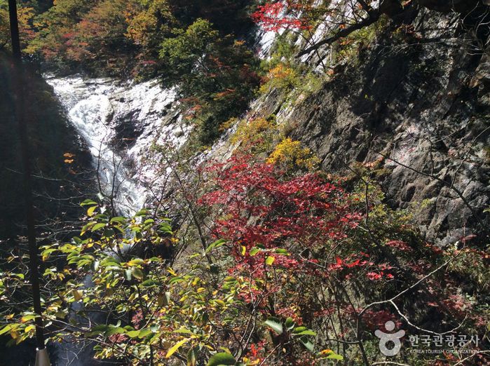 Yukdampokpo Falls (육담폭포) Yukdampokpo Falls (육담폭포)