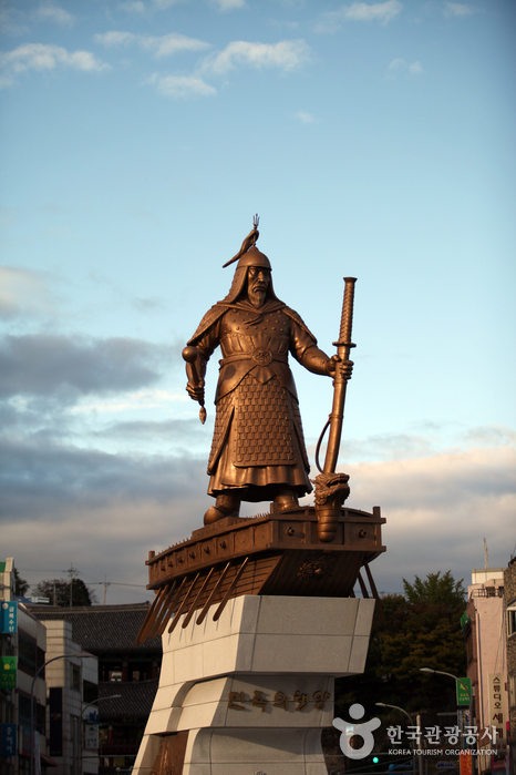 Yi Sunsin Plaza (이순신광장) Yi Sunsin Plaza (이순신광장)