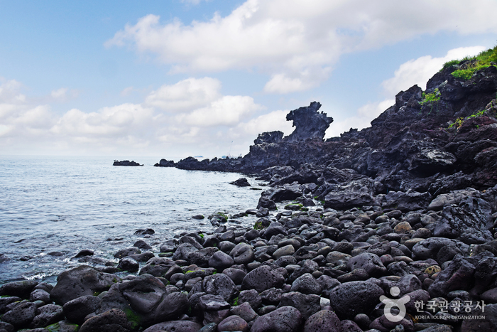 Yongduam Rock (용두암) Yongduam Rock (용두암)