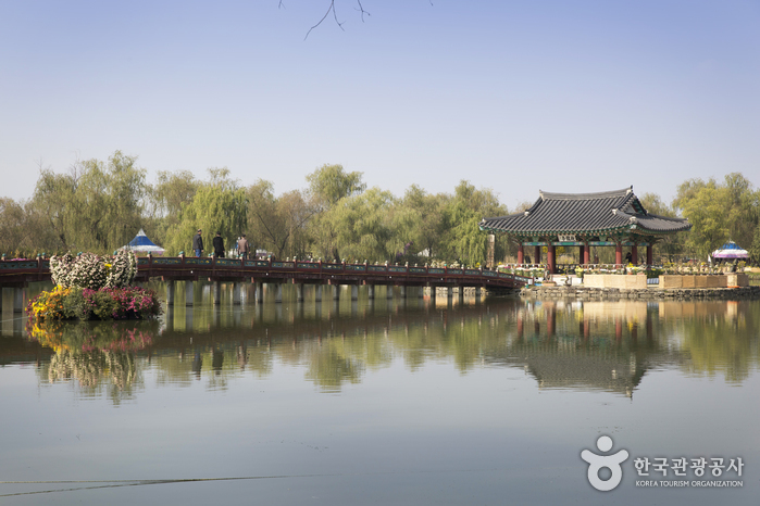 Seodong Park and Gungnamji Pond (서동공원과 궁남지) Seodong Park and Gungnamji Pond (서동공원과 궁남지)