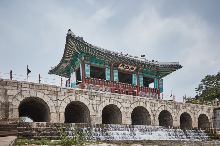 Hwahongmun Gate (화홍문) Hwahongmun Gate (화홍문)