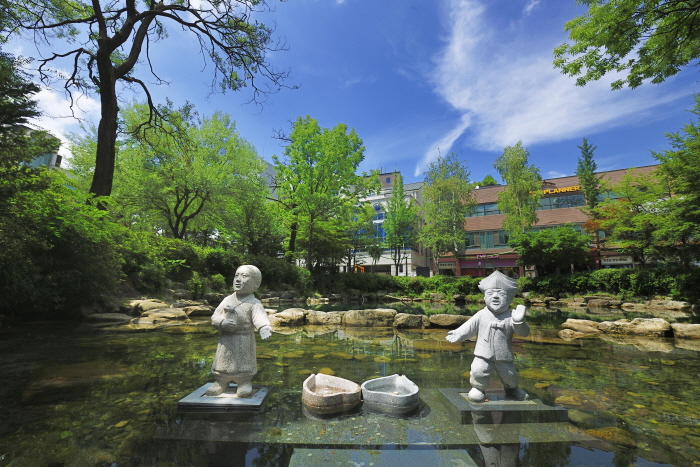 Hwangji Pond (황지연못) Hwangji Pond (황지연못)