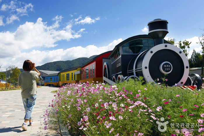 Seomjingang Train Village (섬진강기차마을) Seomjingang Train Village (섬진강기차마을)