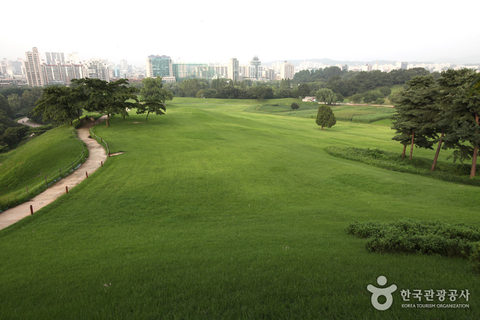 Mongchontoseong Fortress (서울 몽촌토성) Mongchontoseong Fortress (서울 몽촌토성)
