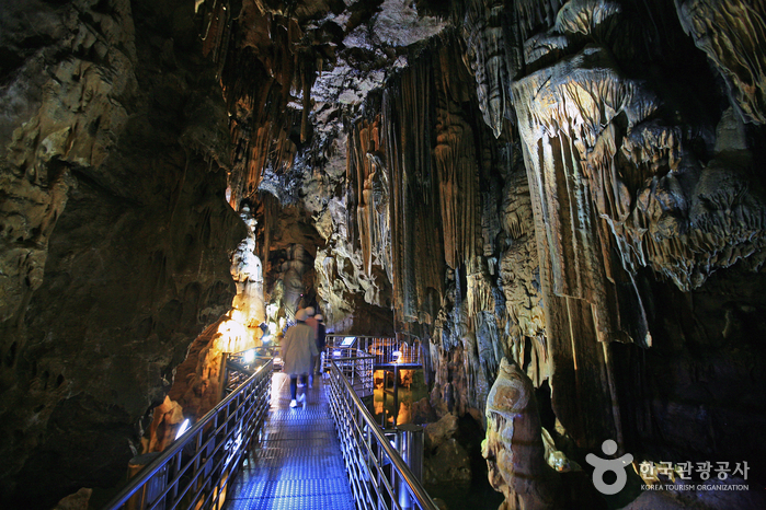 Seongnyugul Cave (Gyeongbuk Donghaean Geopark) (성류굴 (경북 동해안 국가지질공원) Seongnyugul Cave (Gyeongbuk Donghaean Geopark) (성류굴 (경북 동해안 국가지질공원)