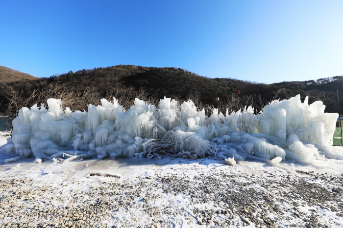 Anseong Dume Lake Ice Fishing Festival (안성두메호수빙어축제)