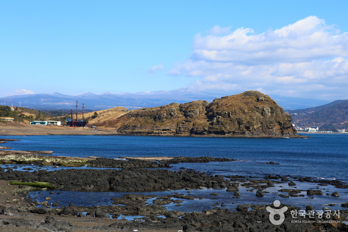 Yongmeori Beach (용머리해안) Yongmeori Beach (용머리해안)