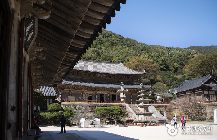 Hwaeomsa Temple (화엄사) Hwaeomsa Temple (화엄사)