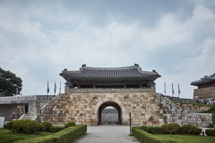 Hwaseomun Gate (화서문) Hwaseomun Gate (화서문)
