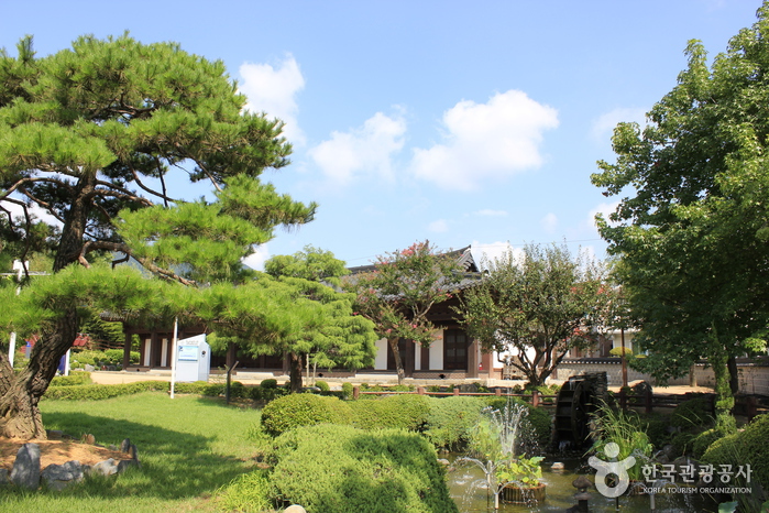 The House of Changwon (창원의 집) The House of Changwon (창원의 집)
