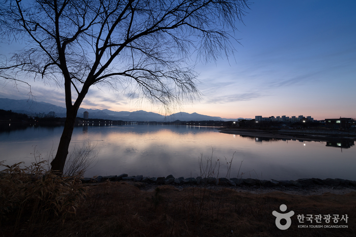 Yeongnangho Lake (영랑호) Yeongnangho Lake (영랑호)