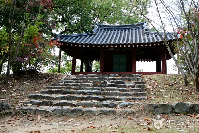 Myeonangjeong Pavilion (면앙정) Myeonangjeong Pavilion (면앙정)