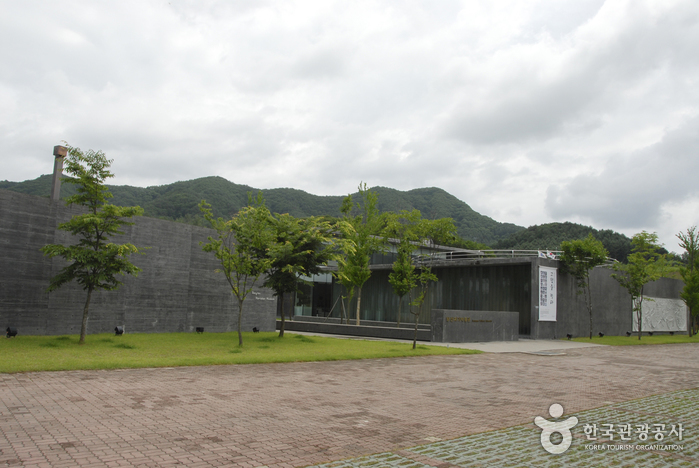 Yanggu Porcelain Museum (양구백자박물관) Yanggu Porcelain Museum (양구백자박물관)
