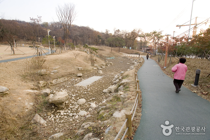 Iljasan Mountain Natural Park (일자산자연공원) Iljasan Mountain Natural Park (일자산자연공원)