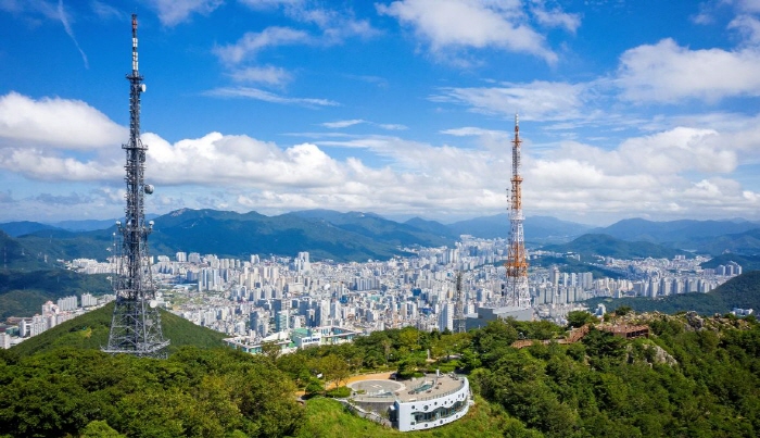 Hwangnyeongsan Mountain (황령산) Hwangnyeongsan Mountain (황령산)