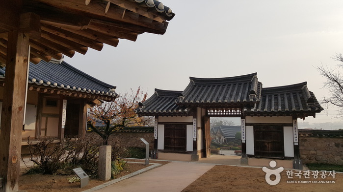 Chusa Gotaek (ancienne maison traditionnelle coréenne) (추사고택) Chusa Gotaek (ancienne maison traditionnelle coréenne) (추사고택)