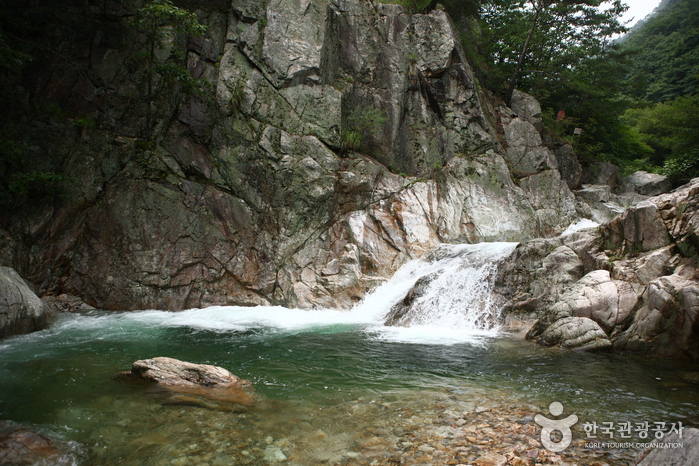 Chute d'eau de Jungwon (중원폭포) Chute d'eau de Jungwon (중원폭포)