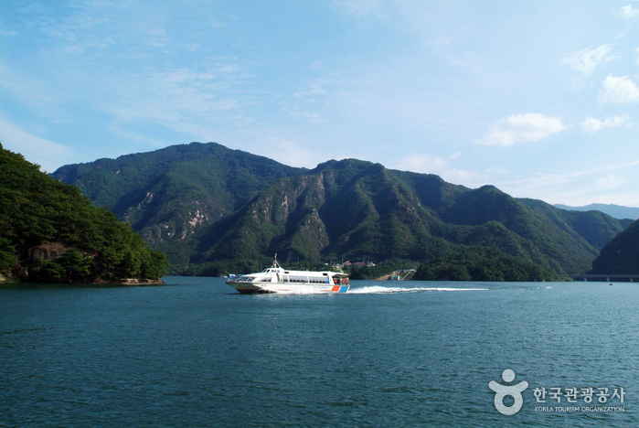 Ferrys du Lac Chungjuho (충주호 유람선) Ferrys du Lac Chungjuho (충주호 유람선)