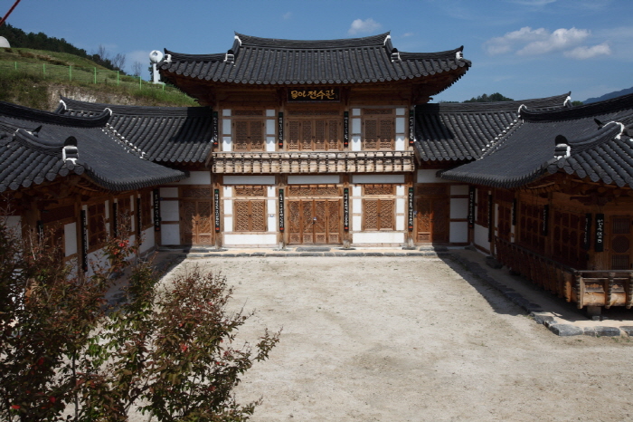 산청 목조각장전수관