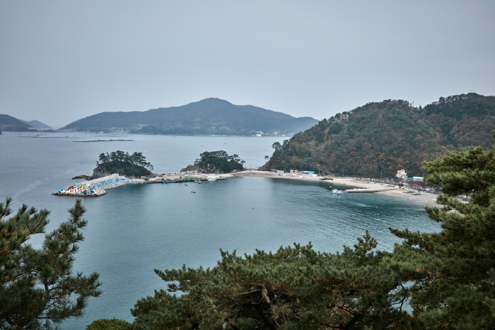 항도몽돌해수욕장과 항도방파제