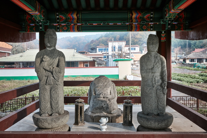 함안 대산리 석조삼존상