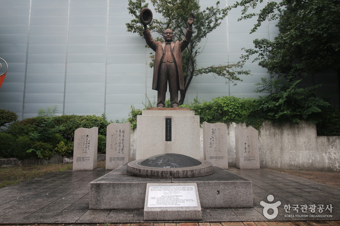 해공신익희선생동상