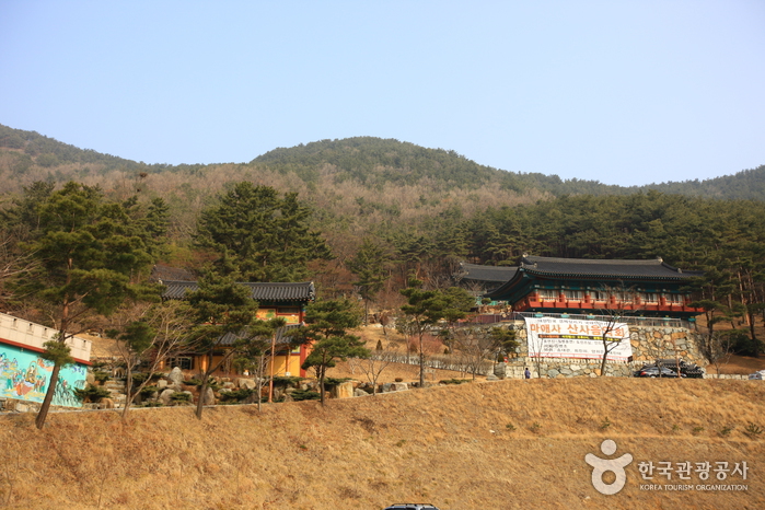 함안 방어산 마애약사여래삼존입상
