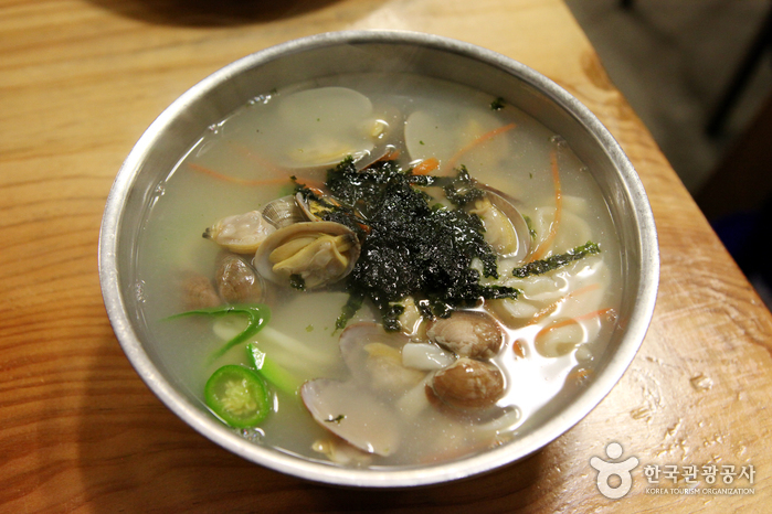 Ресторан Лим Бён Чжу Сандон Кхалькуксу (Limbyungjoo Sandong Kalguksu, 임병주 산동 칼국수)