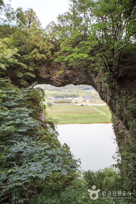 Ворота в скалах Сокмун (석문) Ворота в скалах Сокмун (석문)