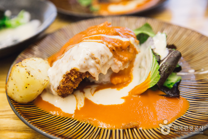 Ресторан Самоним Тонкасы (사모님돈가스) Ресторан Самоним Тонкасы (사모님돈가스)