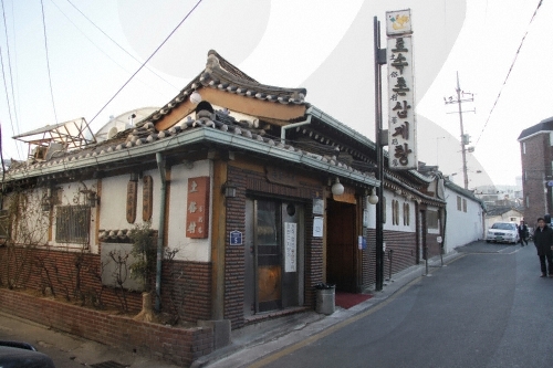 Ресторан Тхосокчхон Самгетхан (토속촌 삼계탕) Ресторан Тхосокчхон Самгетхан (토속촌 삼계탕)